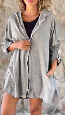 Damska kurtka typu casual z okrągłym dekoltem i kapturem, zapinana na suwak