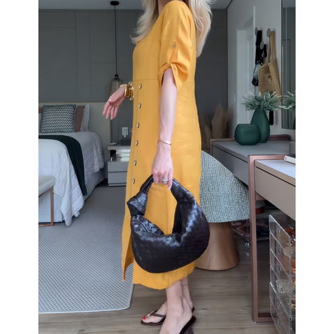 Damska sukienka maxi z rozcięciem z boku i guzikami