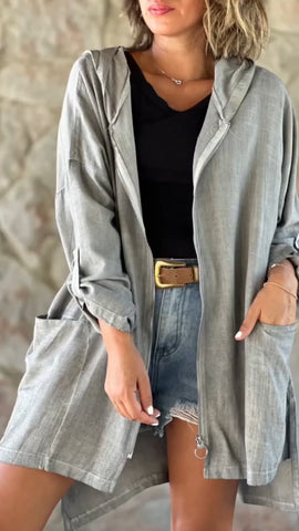 Damska kurtka typu casual z okrągłym dekoltem i kapturem, zapinana na suwak