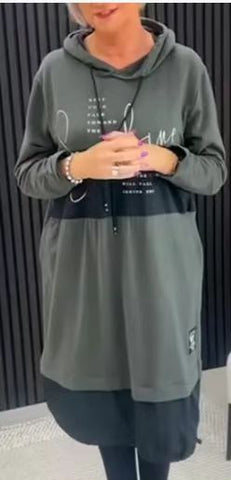 Damska sukienka na co dzień z nadrukiem, z kapturem i kieszeniami