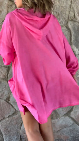 Damska kurtka typu casual z okrągłym dekoltem i kapturem, zapinana na suwak