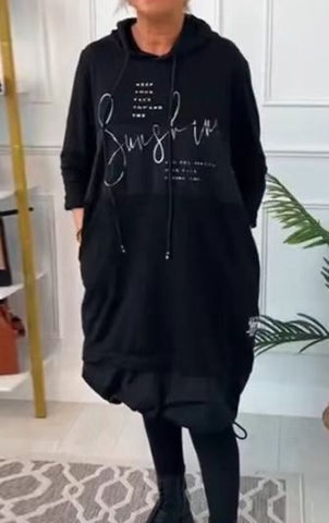 Damska sukienka na co dzień z nadrukiem, z kapturem i kieszeniami