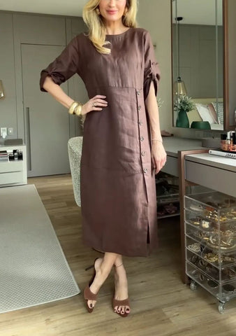 Damska sukienka maxi z rozcięciem z boku i guzikami