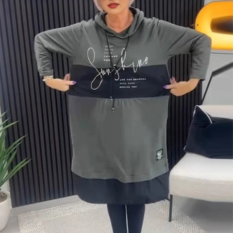 Damska sukienka na co dzień z nadrukiem, z kapturem i kieszeniami