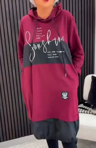 Damska sukienka na co dzień z nadrukiem, z kapturem i kieszeniami