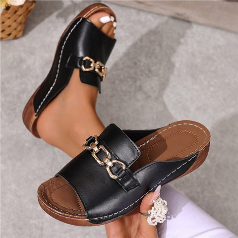 👡✨ Stylowe ortopedyczne kapcie z metalowymi klamrami
