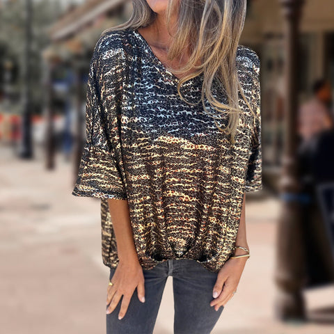 Damska luźna koszulka z krótkim rękawem i dekoltem w serek, nadrukiem w panterkę