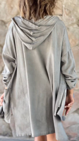 Damska kurtka typu casual z okrągłym dekoltem i kapturem, zapinana na suwak