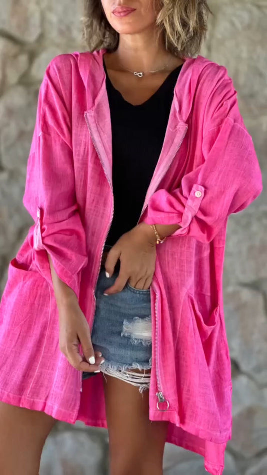 Damska kurtka typu casual z okrągłym dekoltem i kapturem, zapinana na suwak